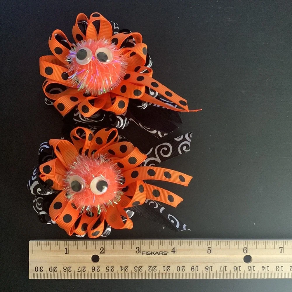 Halloween monster bows/clips.‎